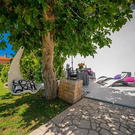 Βίλα Beautiful Ivona With Garden In *
