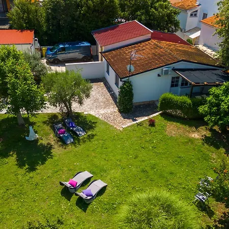 Beautiful Ivona With Garden In Villa Medulin