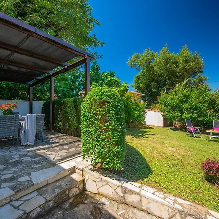 Beautiful Ivona With Garden In Villa *