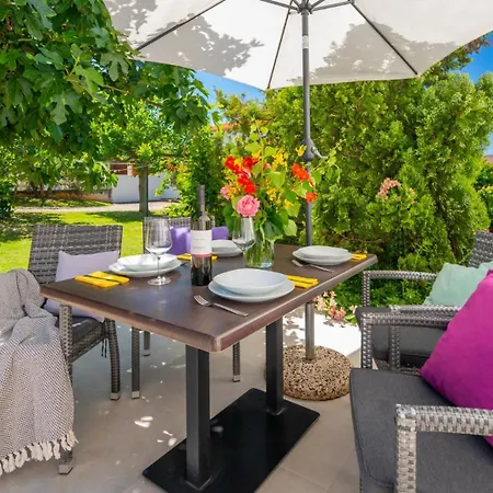 Beautiful Ivona With Garden In *