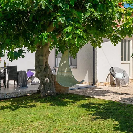 빌라 Beautiful Ivona With Garden In