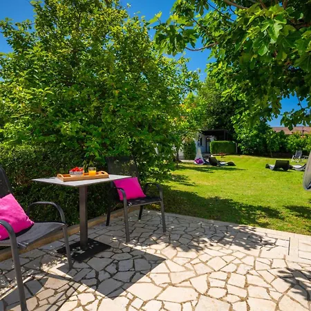 Vila Beautiful Ivona With Garden In