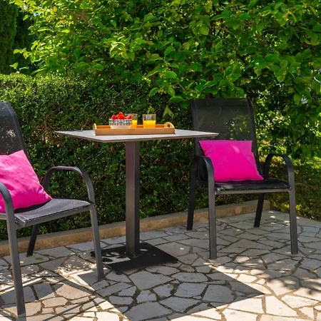 Beautiful Ivona With Garden In