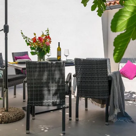 Beautiful Ivona With Garden In Villa