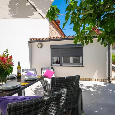 Beautiful Ivona With Garden In Villa