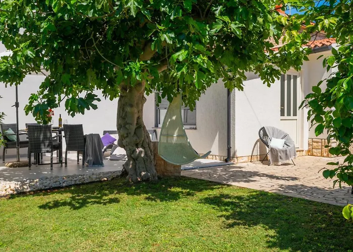 빌라 Beautiful Ivona With Garden In