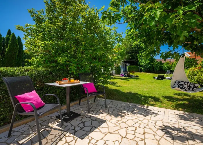 빌라 Beautiful Ivona With Garden In