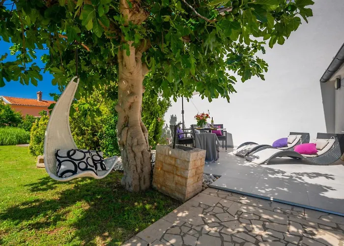 Beautiful Ivona With Garden In * 메덜린