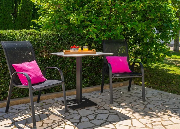 Beautiful Ivona With Garden In