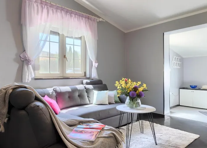 Beautiful Ivona With Garden In 빌라 *