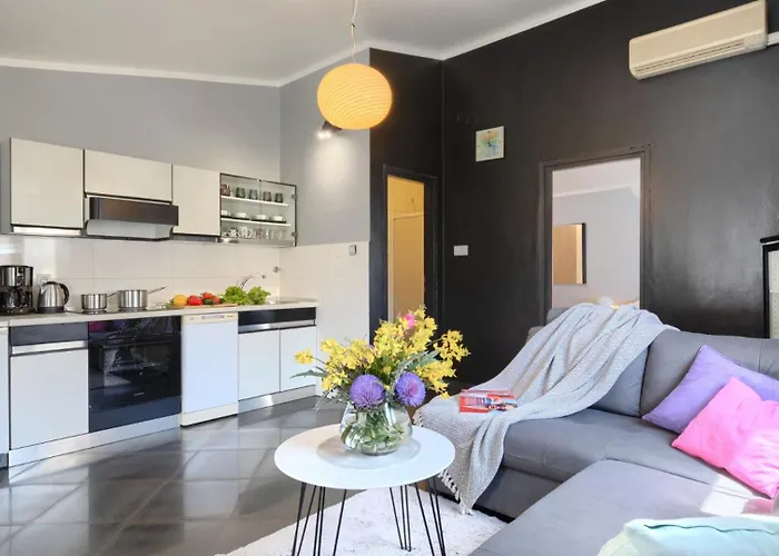 Beautiful Ivona With Garden In 메덜린