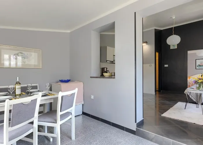 Beautiful Ivona With Garden In 빌라 *