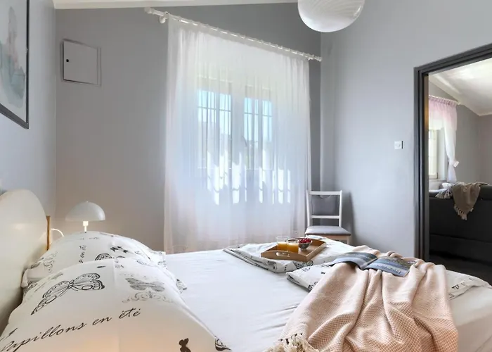 Beautiful Ivona With Garden In 빌라 *