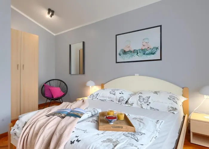 Beautiful Ivona With Garden In *