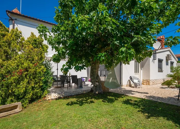 Beautiful Ivona With Garden In 빌라