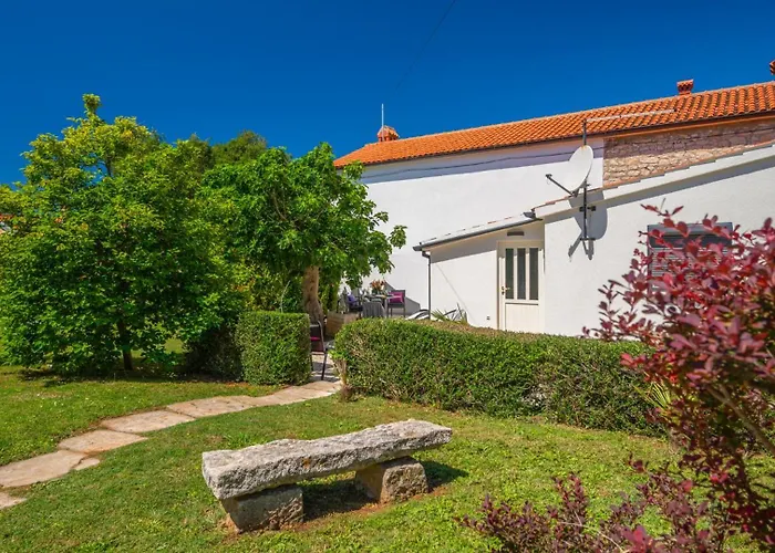 Beautiful Ivona With Garden In *